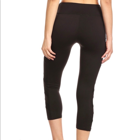 BLACK CROPPED LEGGINGS W/ MESH PANELS AND POCKETS - Picture 3 of 5